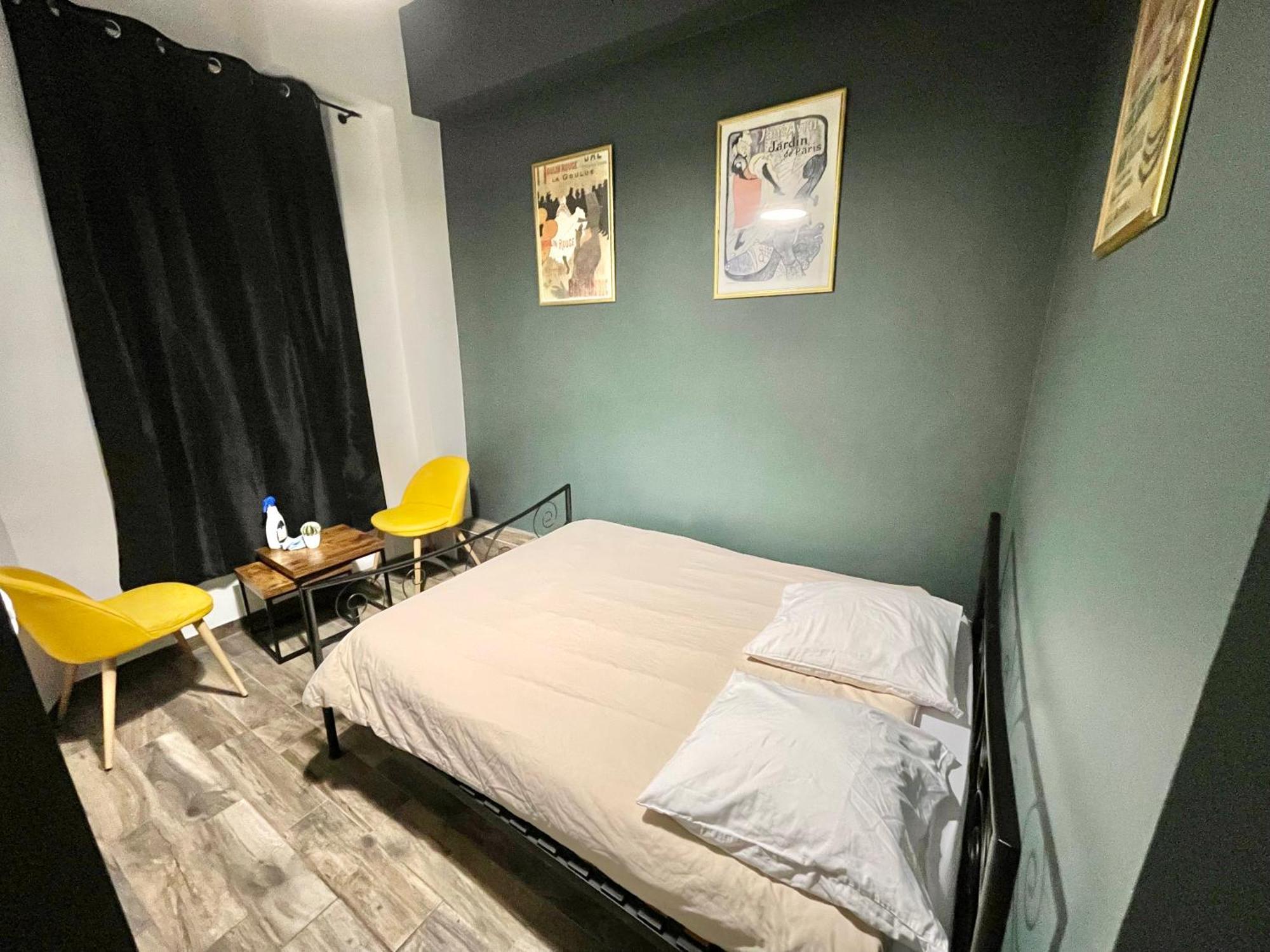Du Globe Hostel